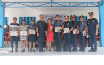 Laguna cops lauded for quality service